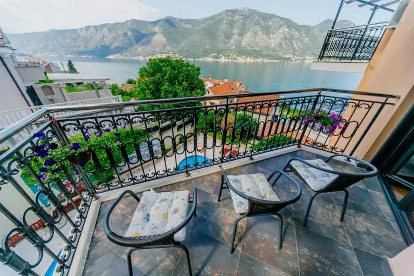 Balkon sa garniturom za sjedenje i pogledom na more i planine.