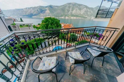 Balkon sa garniturom za sjedenje i pogledom na more i planine. - image 2