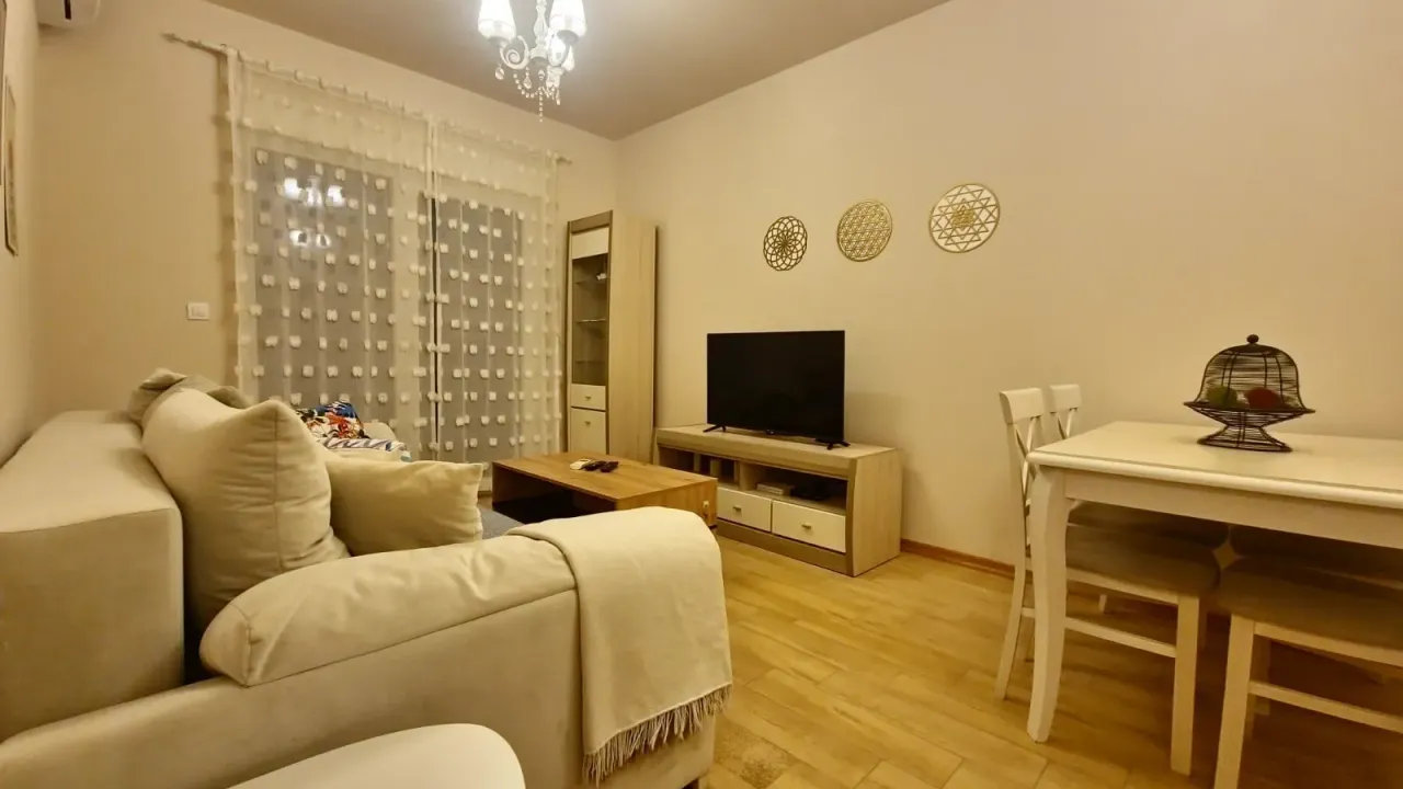 Izdavanje, jednosoban stan, 49m², Budva, Crna Gora