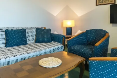Dnevna soba sa kaučem, foteljama i drvenim stočićem. - image 4