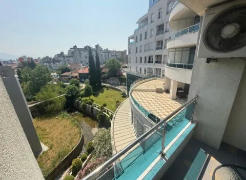 Pogled sa terase na okolne zgrade i zelenu površinu. - image 8