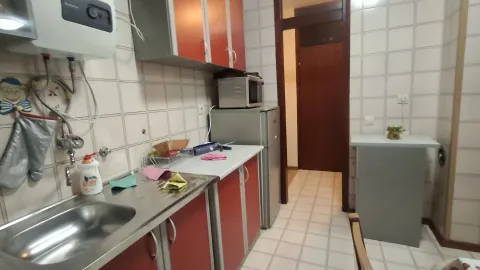 Manja kuhinja sa crvenim elementima i sudoperom. - image 10