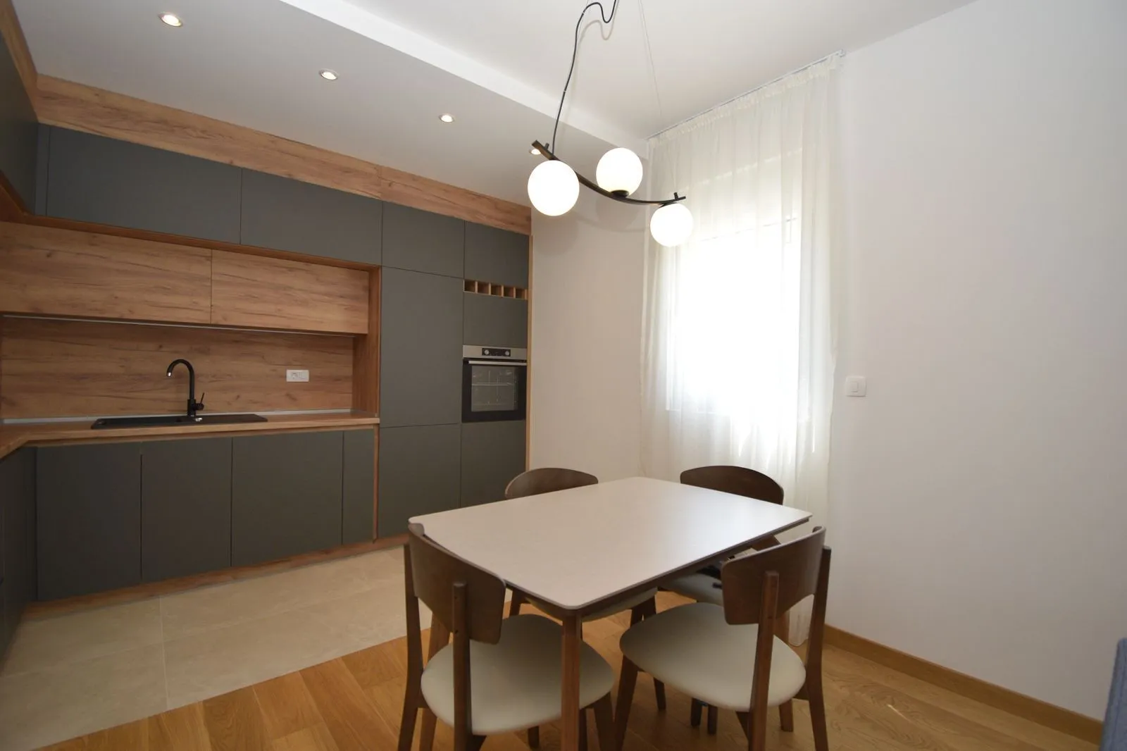 Izdavanje, dvosoban stan, 72m², New City, Podgorica
