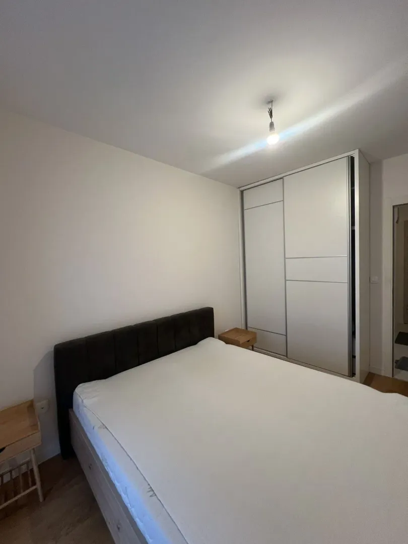 Simple bedroom featuring a double bed and a sliding wardrobe.