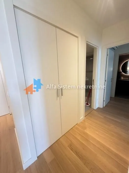 Izdavanje, trosoban stan, 74m², Savski Venac, Beograd