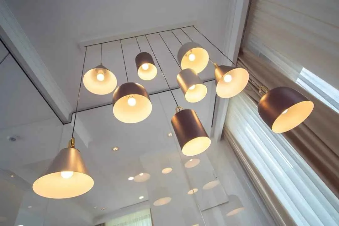Moderne viseće lampe na plafonu.
