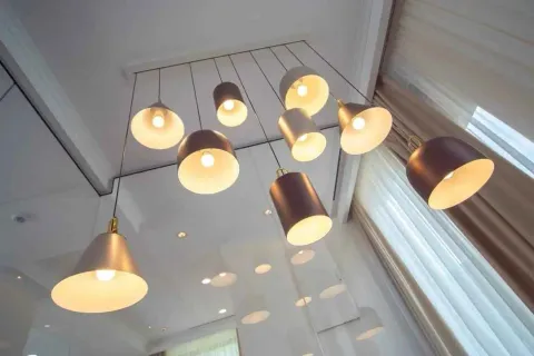 Moderne viseće lampe na plafonu. - image 25