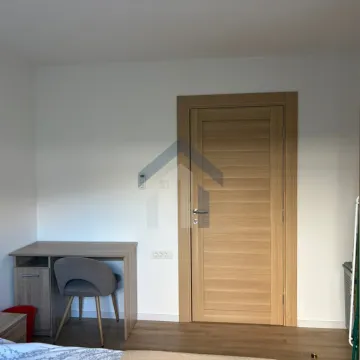 Pogled na drvena vrata i radni sto u spavaćoj sobi. - image 7