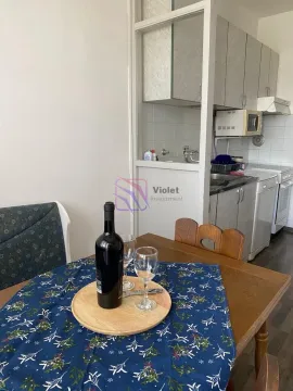 Trpezarija sa stolom i flašom vina i pogledom na kuhinju. - image 4