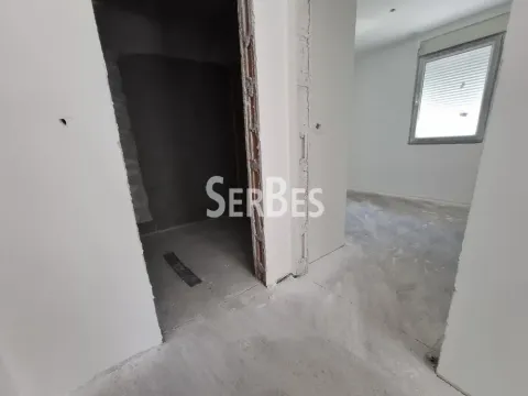 Pogled na nenamještenu prostoriju u fazi izgradnje sa prozorom i otvorenim prolazom. - image 13