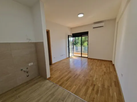 Izdavanje, dvosoban stan, 70m2, Blok 9, Podgorica Izdavanje, dvosoban stan, 70m2, Blok 9, Podgorica