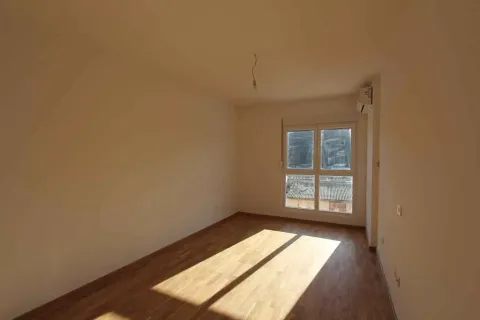 Prazna i svijetla soba sa drvenim podom i velikim prozorom. - image 10