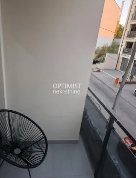 Manji balkon sa stolicom i pogledom na ulicu. - image 15