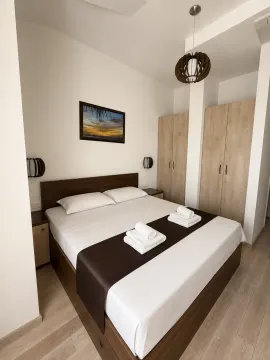 Uređena spavaća soba sa bračnim krevetom, garderoberom i drvenim podom. - image 16