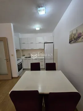 Trpezarija sa trpezarijskim stolom i stolicama, povezana sa kuhinjom. - image 4