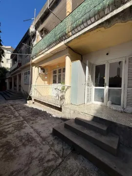 Spoljašnji izgled kuće sa terasom i popločanim dvorištem. - image 2