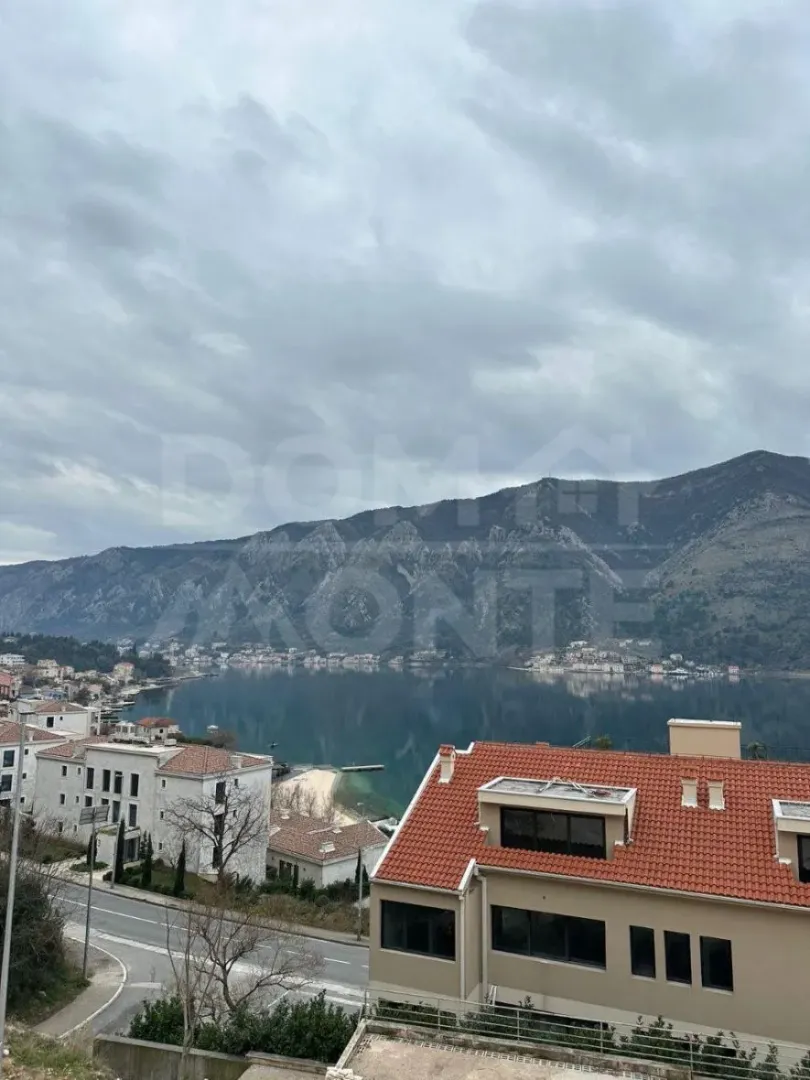 Prodaja, četvorosoban stan, 81m², Dobrota, Kotor