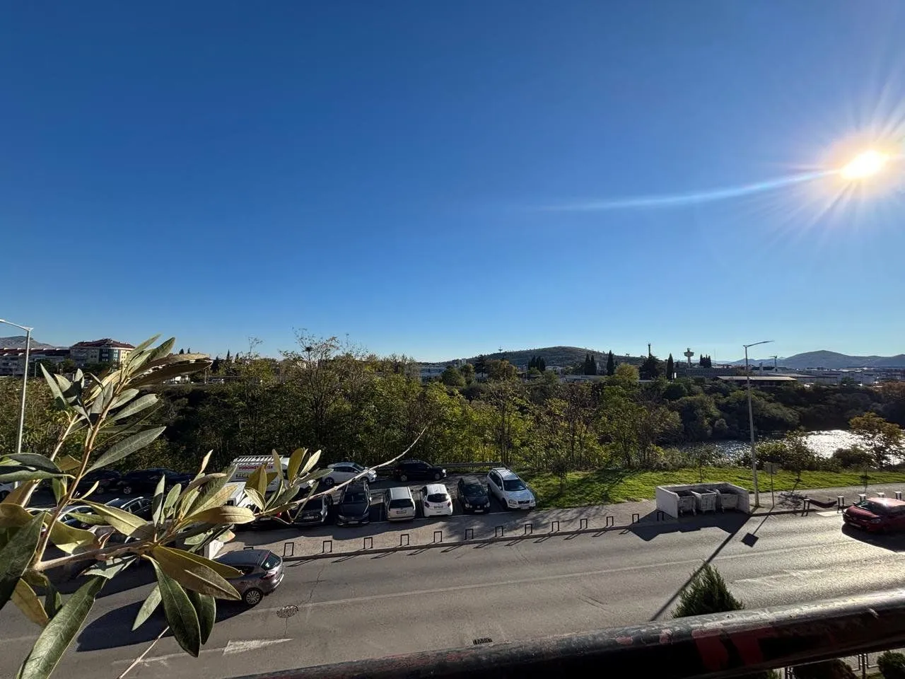 Pogled sa terase na parking i okolni pejzaž.