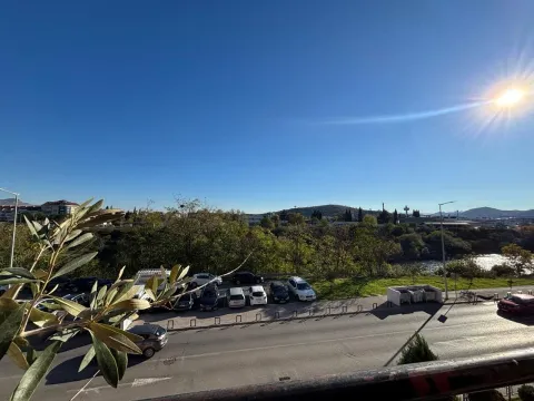Pogled sa terase na parking i okolni pejzaž. - image 15