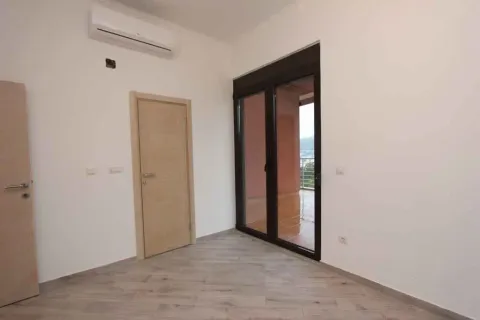 Prazna soba sa izlazom na terasu i klima uređajem. - image 13