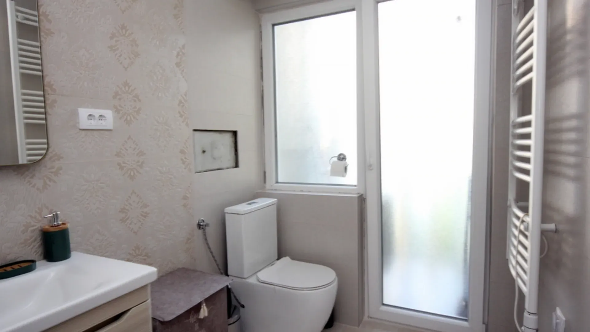 Izdavanje, dvosoban stan, 73m², Centar, Tivat