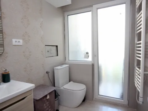 Izdavanje, dvosoban stan, 73m², Centar, Tivat - image 15