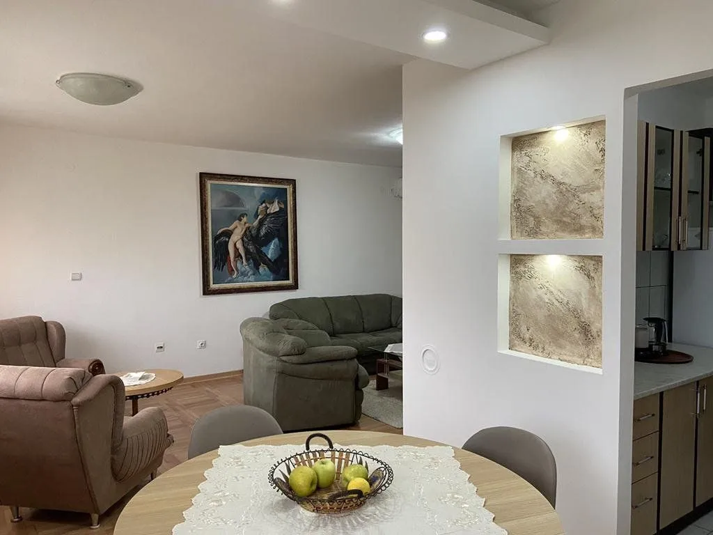 Izdavanje, dvosoban stan, 80m², Stari Aerodrom, Podgorica