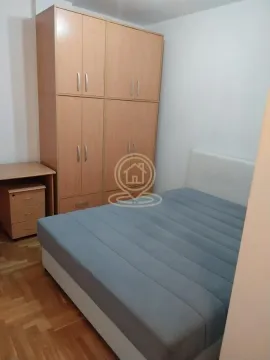Spavaća soba sa bračnim krevetom, velikim ormarom i radnim stolom. - image 5