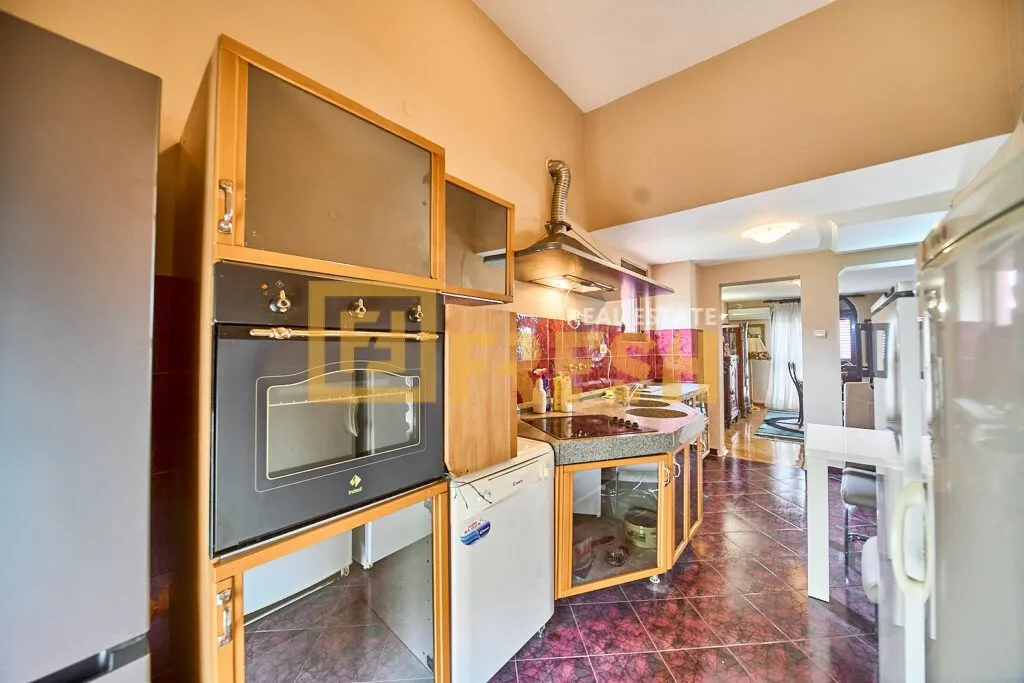 Izdavanje, kuća, 280m², Gorica C, Podgorica