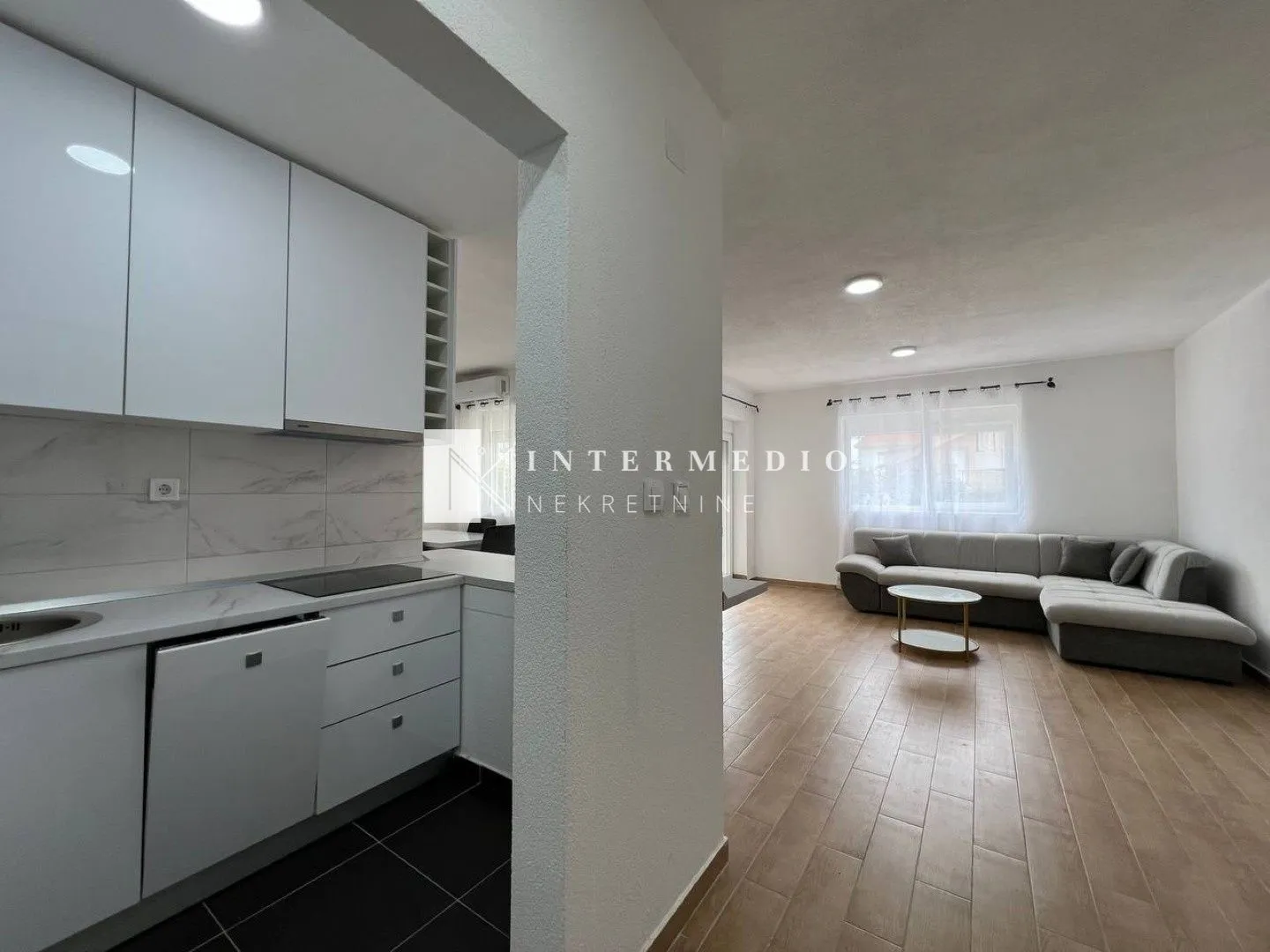 Izdavanje, dvosoban stan, 80m², Zelenika, Herceg Novi