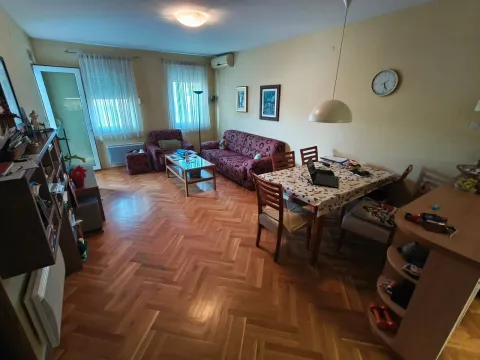 Dnevni boravak sa garniturom za sjedenje i trpezarijskim stolom. - image 13