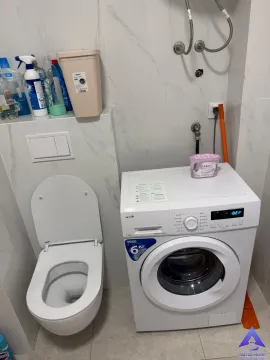 Kupatilo opremljeno toaletom i veš mašinom. - image 8