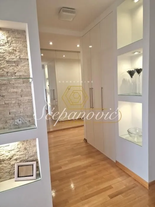Izdavanje, trosoban stan, 105m², Centar, Novi Sad