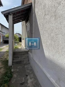 Ulaz u kuću sa natkrivenim tremom i spoljnim stepenicama. - image 9
