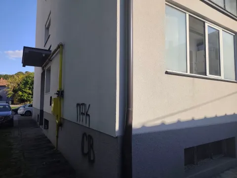 Pogled na spoljašnost i fasadu stambene zgrade. - image 9