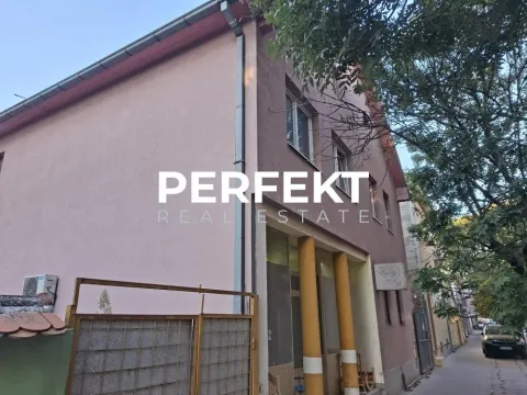 Pogled na spoljašnjost zgrade sa ulazom i ulicom. - image 3