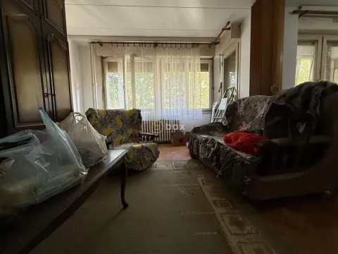 Dnevna soba sa garniturom i prozorom sa zavesama. - image 3