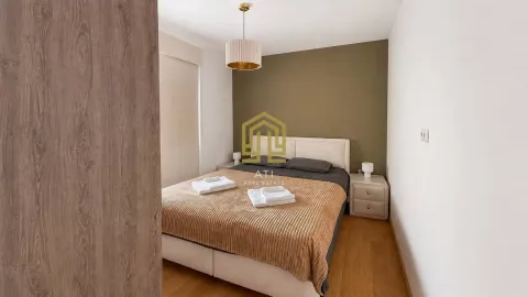 Uređena spavaća soba sa bračnim krevetom i zelenim zidom. - image 5