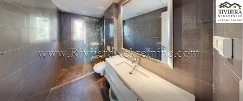 Moderne kupatilo sa velikim umivaonikom, ogledalom i tuš kabinom. - image 22