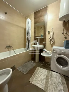 Kupatilo opremljeno kadom, umivaonikom, WC šoljom i veš mašinom. - image 6