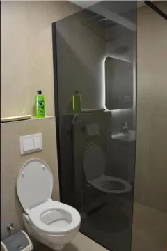 Moderno opremljeno kupatilo sa tuš kabinom. - image 11