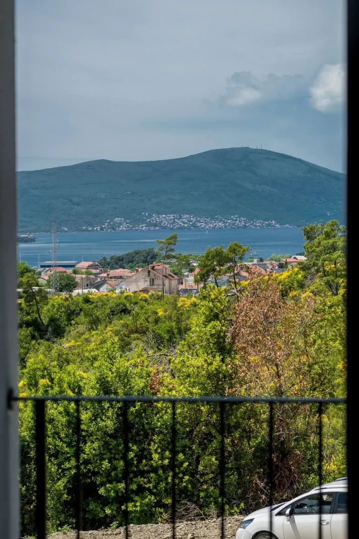 Pogled na more i okolno zelenilo sa terase.