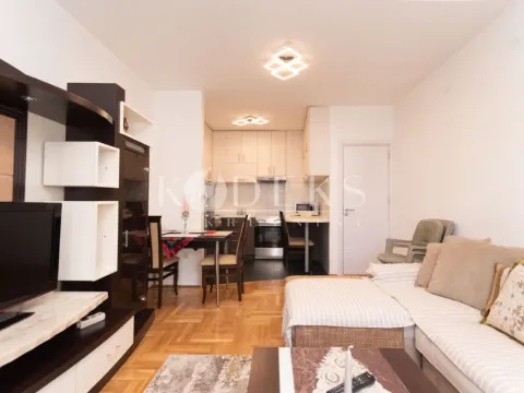 Izdavanje, dvosoban stan, 59m², 1 maj, Podgorica