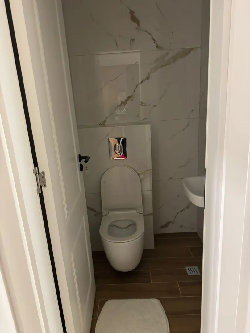 Smaller bathroom with a toilet and a washbasin.