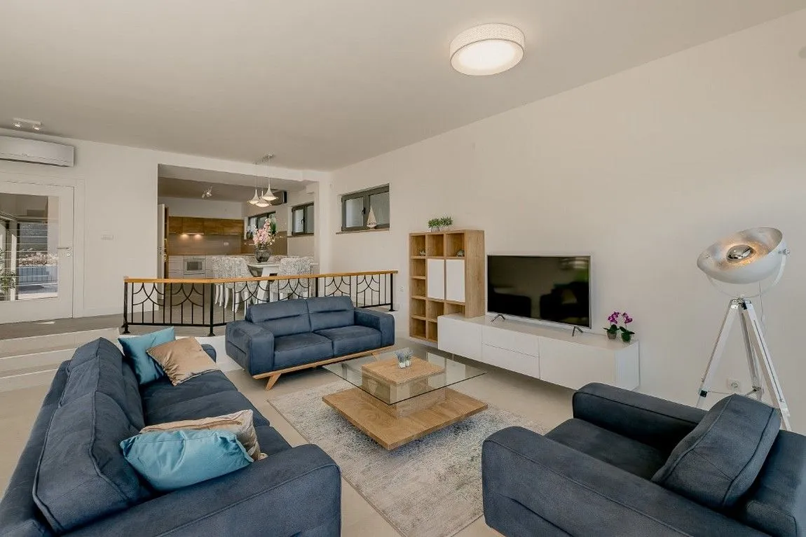 Prodaja, kuća, 236m², Njivice, Herceg Novi
