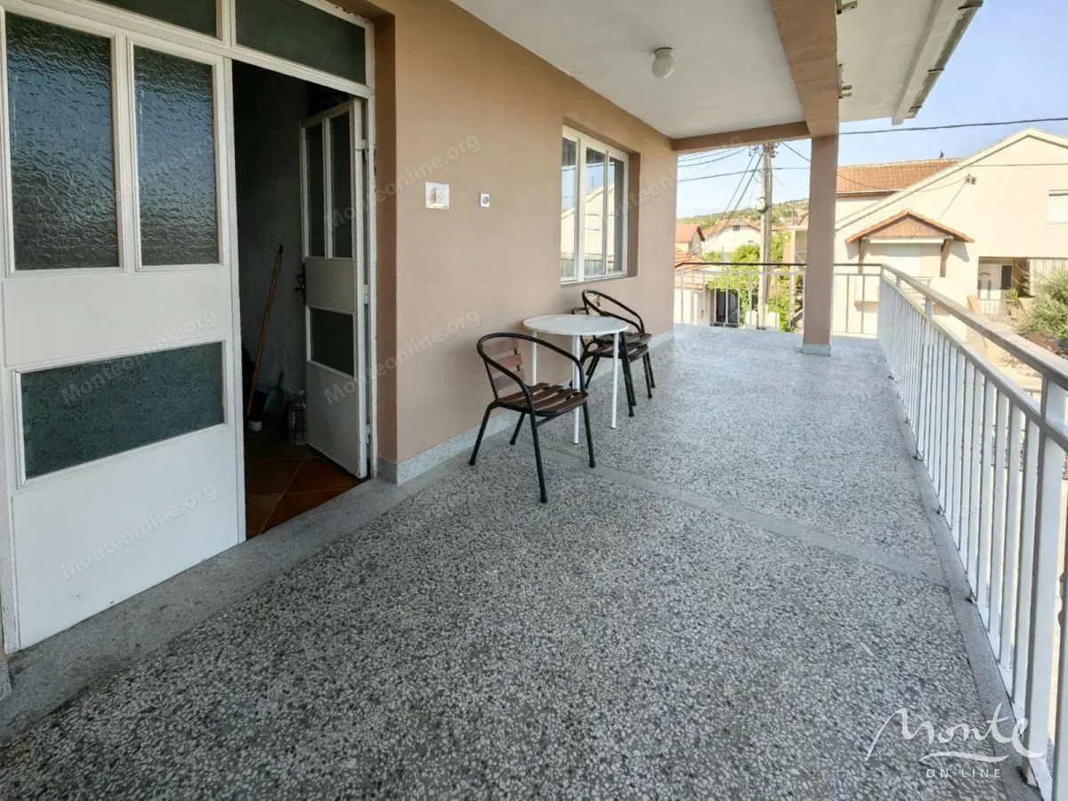 Prodaja, kuća, 180m², Tološi, Podgorica