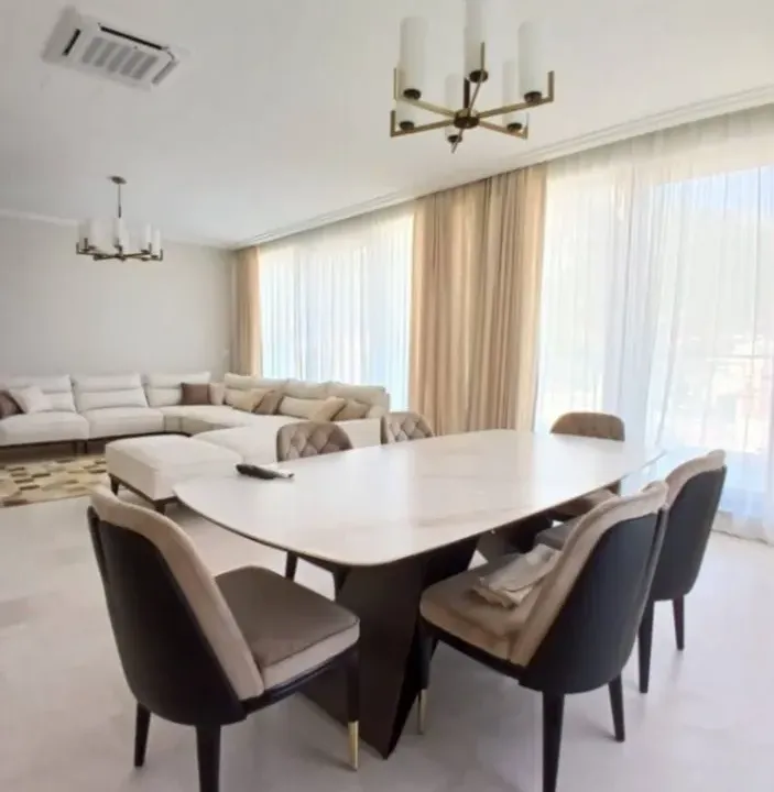 Prodaja, trosoban stan, 198m², Bečići, Budva