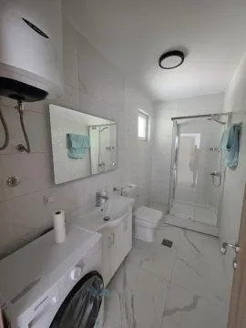 Moderne opremljeno kupatilo sa tuš kabinom i veš mašinom. - image 11
