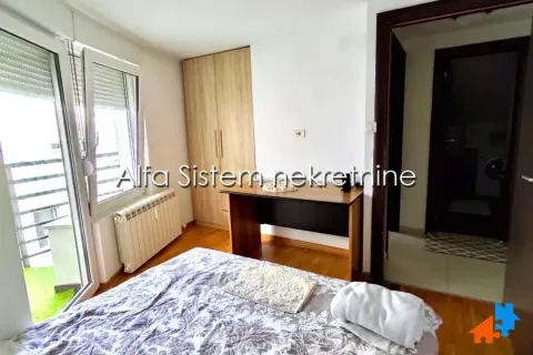 Nameštena spavaća soba sa bračnim krevetom, ormarom i izlazom na terasu. - image 17
