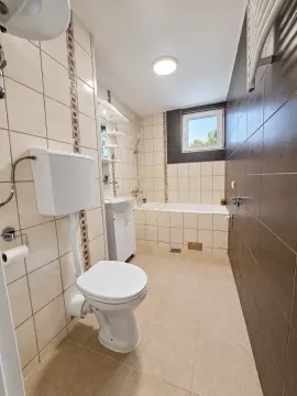 Kupatilo opremljeno toaletom, umivaonikom i kadom. - image 8